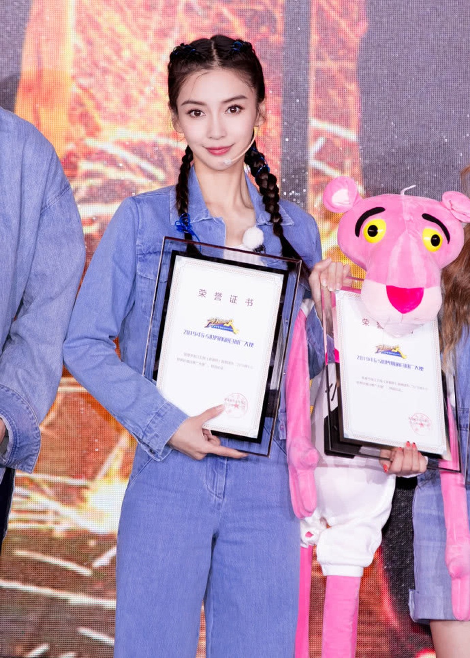 Fan trầm trồ trước vẻ ngoài như nữ sinh của bà mẹ một con Angelababy - 1 Fan trầm trồ trước vẻ ngoài như nữ sinh của bà mẹ một con Angelababy - 1