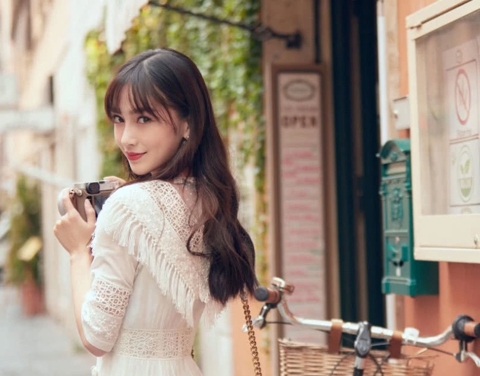 Fan trầm trồ trước vẻ ngoài như nữ sinh của bà mẹ một con Angelababy - 13 Fan trầm trồ trước vẻ ngoài như nữ sinh của bà mẹ một con Angelababy - 13