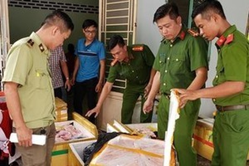 Bắt giữ hơn 300 kg lòng lợn hôi thối chuẩn bị bán sang Trung Quốc - 2 Bắt giữ hơn 300 kg lòng lợn hôi thối chuẩn bị bán sang Trung Quốc - 2
