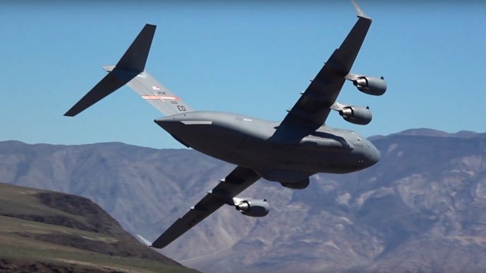 “Ngựa thồ” C-17 của Mỹ lách qua hẻm núi “Chiến tranh giữa các vì sao” ở tầm thấp - 1 “Ngựa thồ” C-17 của Mỹ lách qua hẻm núi “Chiến tranh giữa các vì sao” ở tầm thấp - 1