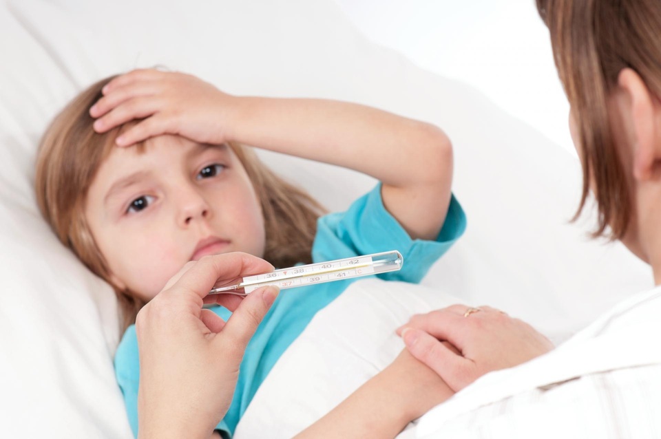 Cẩn trọng với sốt siêu vi ở trẻ mùa nắng nóng - 1 Cẩn trọng với sốt siêu vi ở trẻ mùa nắng nóng - 1