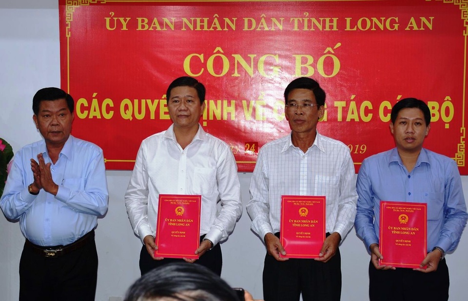 Công bố quyết định nhân sự 4 tỉnh thành - 4 Công bố quyết định nhân sự 4 tỉnh thành - 4