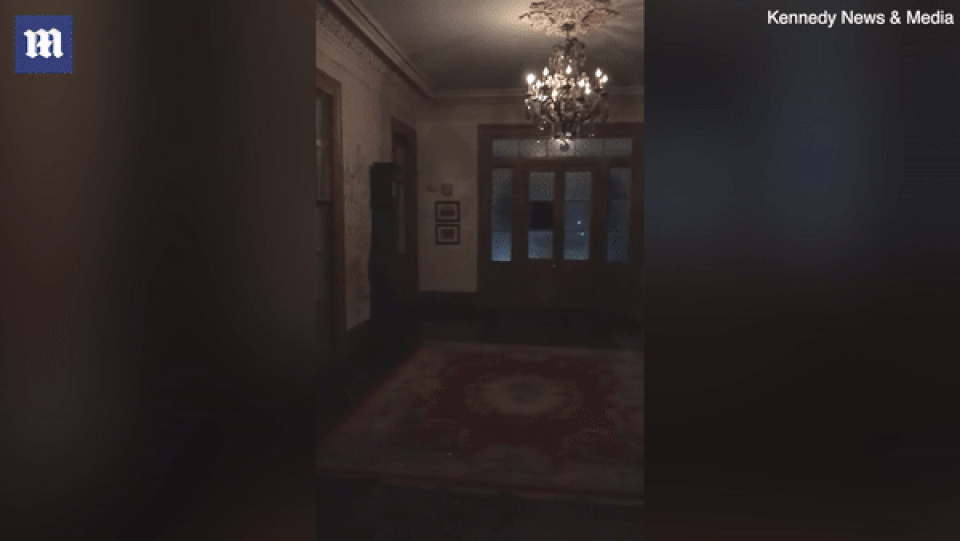 Cặp đôi kinh hồn bạt vía khi ở qua đêm tại ngôi nhà ma ám - 2