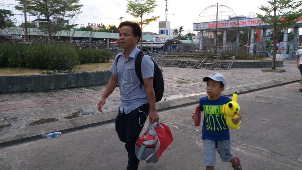 Cửa ngõ Hà Nội ùn tắc kinh hoàng khi người dân đổ về quê nghỉ lễ 30/4 - 18 Cửa ngõ Hà Nội ùn tắc kinh hoàng khi người dân đổ về quê nghỉ lễ 30/4 - 18