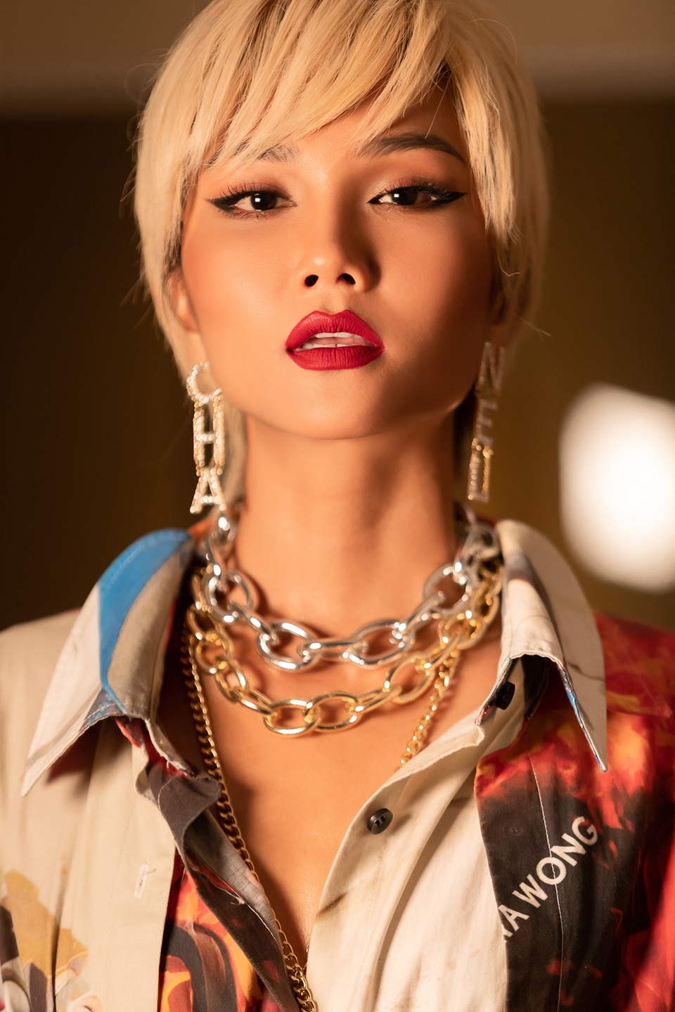 Hoa hậu H’hen Niê “nổi loạn” với mái tóc bạch kim khác lạ  - 5