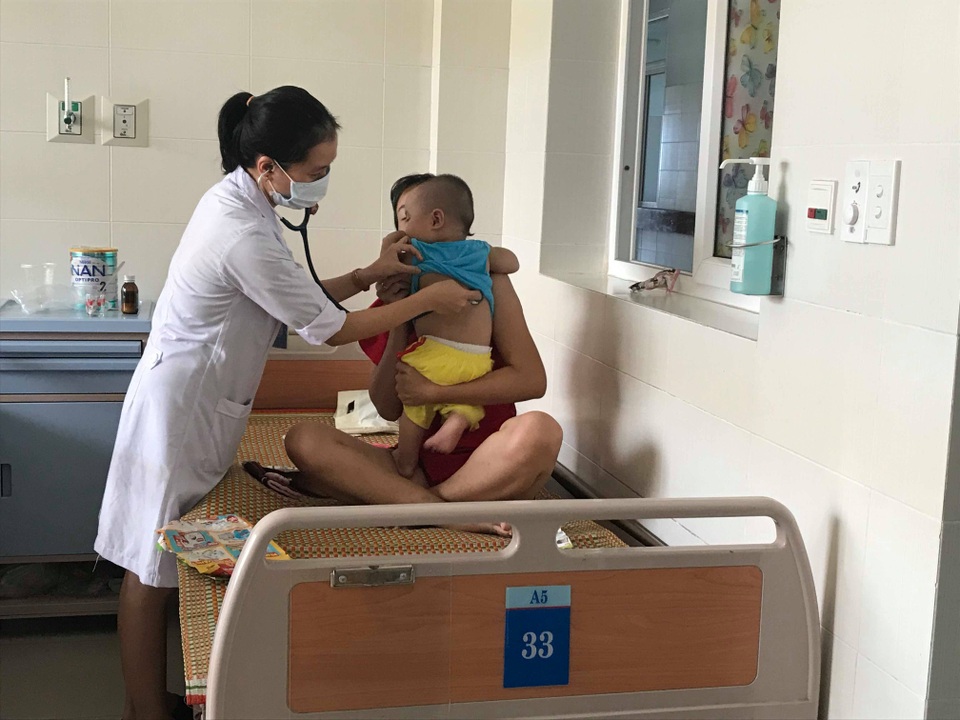 Quảng Ngãi: Nắng nóng kéo dài, bệnh nhi tăng đột biến - 1 Quảng Ngãi: Nắng nóng kéo dài, bệnh nhi tăng đột biến - 1