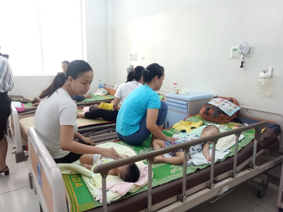 Quảng Ngãi: Nắng nóng kéo dài, bệnh nhi tăng đột biến - 2 Quảng Ngãi: Nắng nóng kéo dài, bệnh nhi tăng đột biến - 2