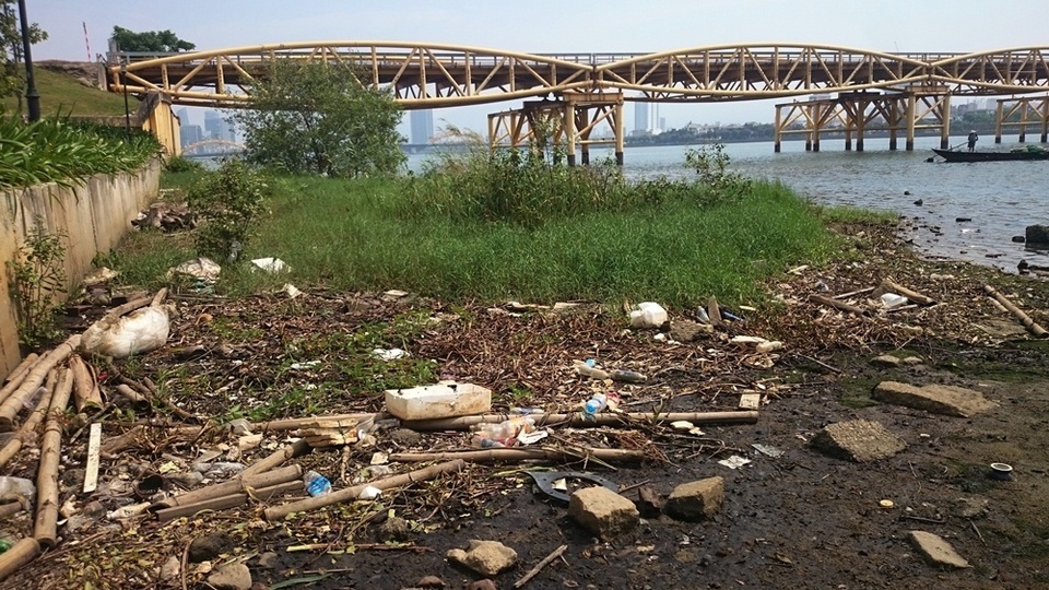 Đà Nẵng: Công trình đang thi công có cửa xả thải ra sông Hàn bốc mùi hôi - 1