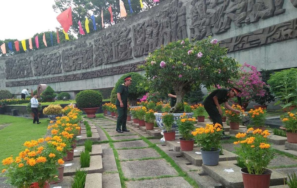 Lãnh đạo TPHCM viếng các anh hùng liệt sĩ - 7 Lãnh đạo TPHCM viếng các anh hùng liệt sĩ - 7