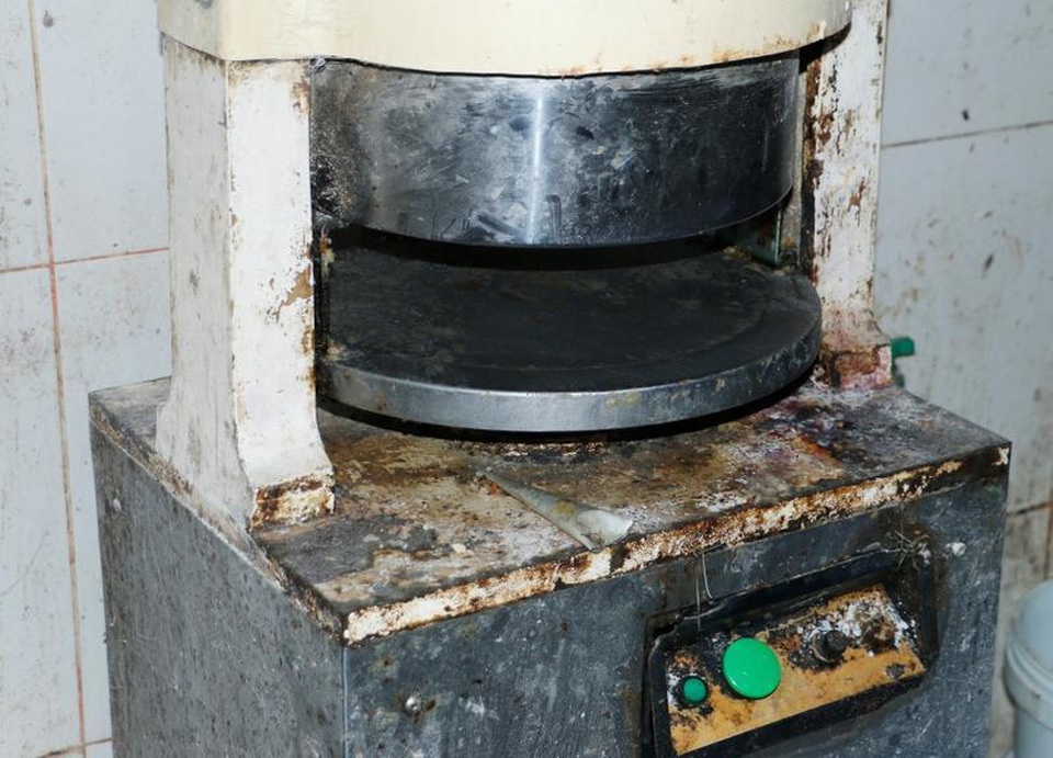 Bất ngờ kiểm tra lò bánh mỳ thủ công, lực lượng chức năng tá hỏa vì quá dơ bẩn - 1 Bất ngờ kiểm tra lò bánh mỳ thủ công, lực lượng chức năng tá hỏa vì quá dơ bẩn - 1