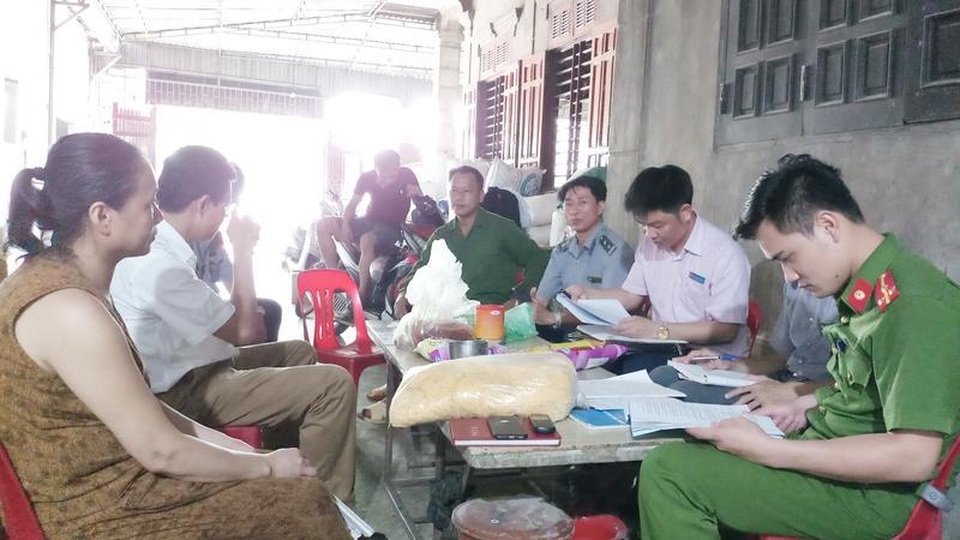 Bất ngờ kiểm tra lò bánh mỳ thủ công, lực lượng chức năng tá hỏa vì quá dơ bẩn - 4 Bất ngờ kiểm tra lò bánh mỳ thủ công, lực lượng chức năng tá hỏa vì quá dơ bẩn - 4