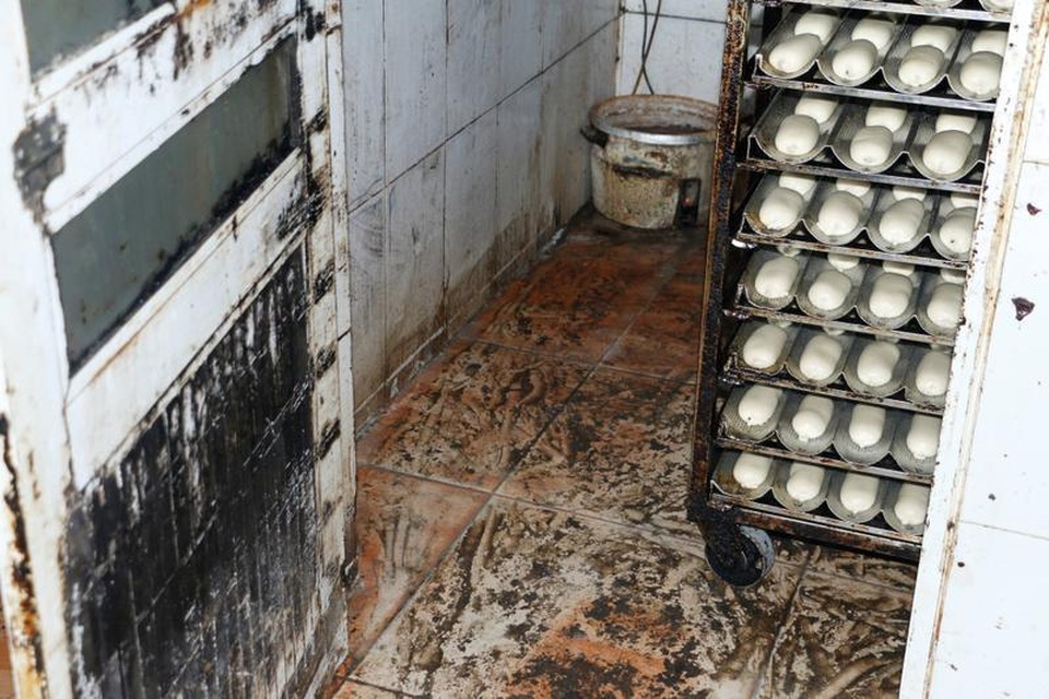 Bất ngờ kiểm tra lò bánh mỳ thủ công, lực lượng chức năng tá hỏa vì quá dơ bẩn - 2 Bất ngờ kiểm tra lò bánh mỳ thủ công, lực lượng chức năng tá hỏa vì quá dơ bẩn - 2