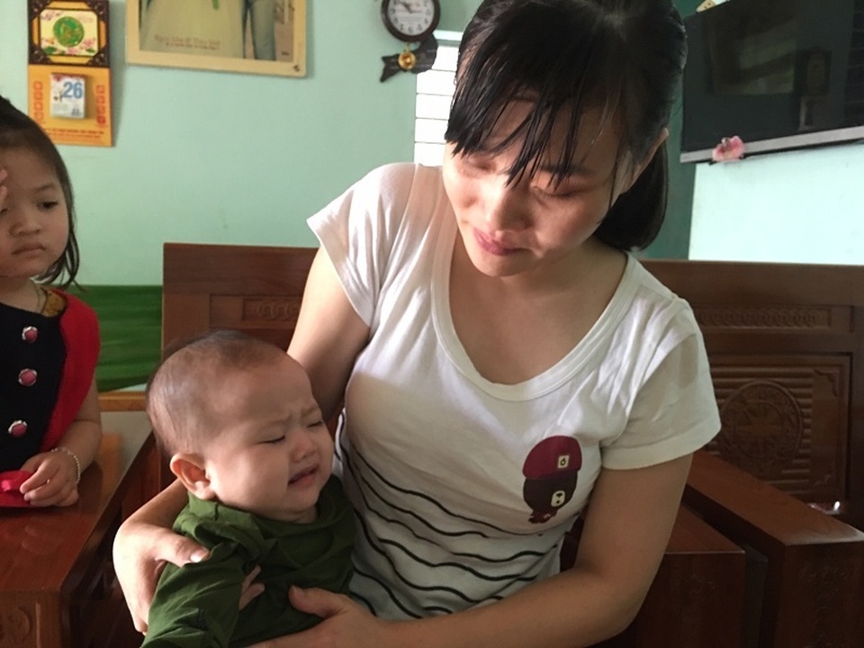 Mắc bệnh hiếm gặp, bé 1 tuổi nguy cơ mù vĩnh viễn vì... không đủ tiền phẫu thuật - 1 Mắc bệnh hiếm gặp, bé 1 tuổi nguy cơ mù vĩnh viễn vì... không đủ tiền phẫu thuật - 1