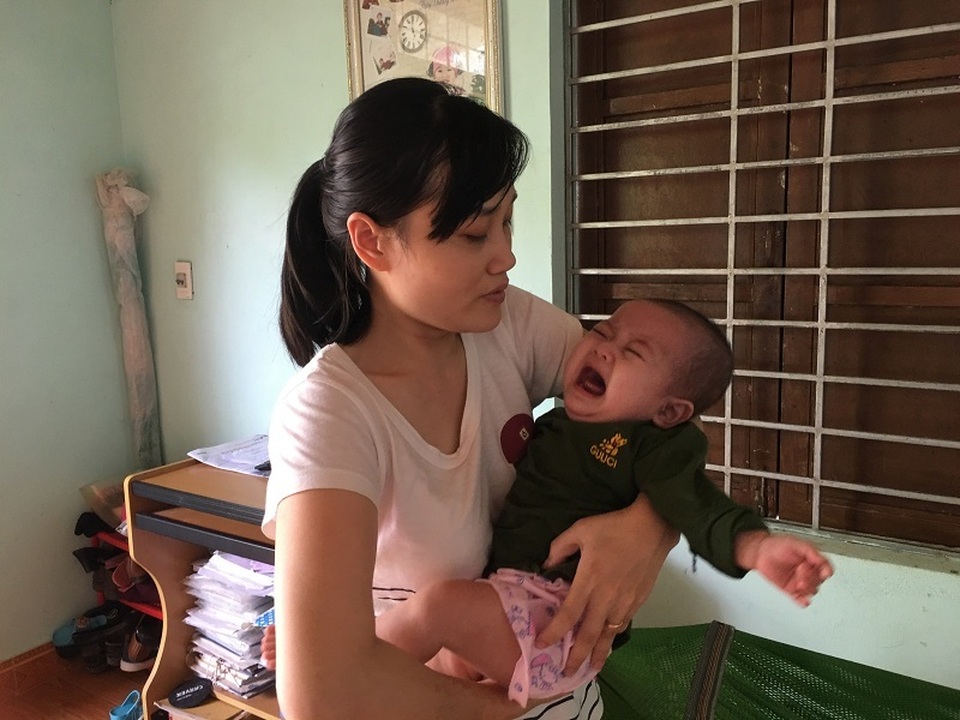 Mắc bệnh hiếm gặp, bé 1 tuổi nguy cơ mù vĩnh viễn vì... không đủ tiền phẫu thuật - 4 Mắc bệnh hiếm gặp, bé 1 tuổi nguy cơ mù vĩnh viễn vì... không đủ tiền phẫu thuật - 4