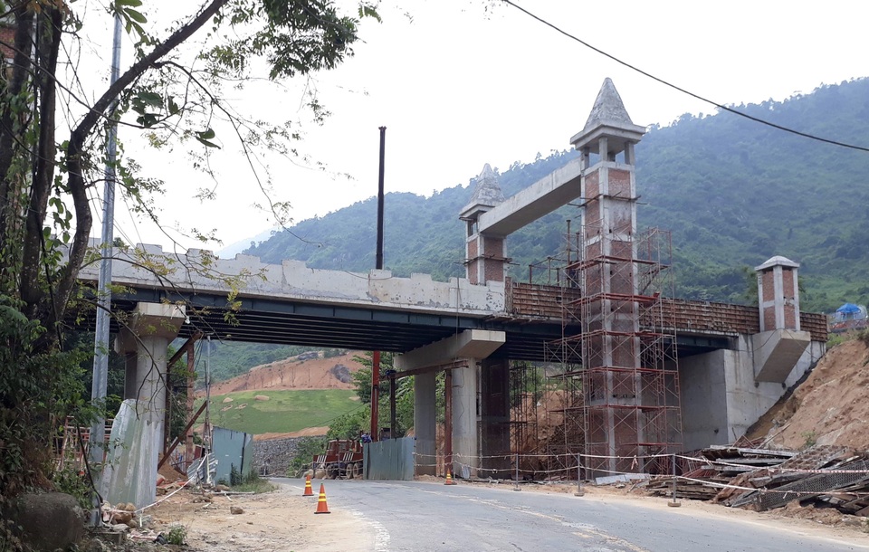 Cầu vượt của khu du lịch ở Đà Nẵng bất ngờ bắc ngang... quốc lộ - 1 Cầu vượt của khu du lịch ở Đà Nẵng bất ngờ bắc ngang... quốc lộ - 1