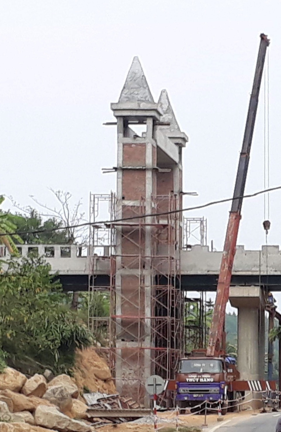 Cầu vượt của khu du lịch ở Đà Nẵng bất ngờ bắc ngang... quốc lộ - 2 Cầu vượt của khu du lịch ở Đà Nẵng bất ngờ bắc ngang... quốc lộ - 2