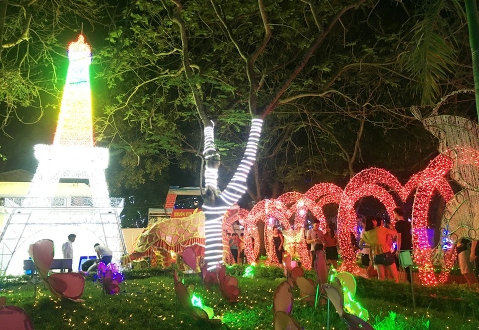 Hấp dẫn với lễ hội ánh sáng lần đầu tiên tại thành phố biển Sầm Sơn - 7 Hấp dẫn với lễ hội ánh sáng lần đầu tiên tại thành phố biển Sầm Sơn - 7