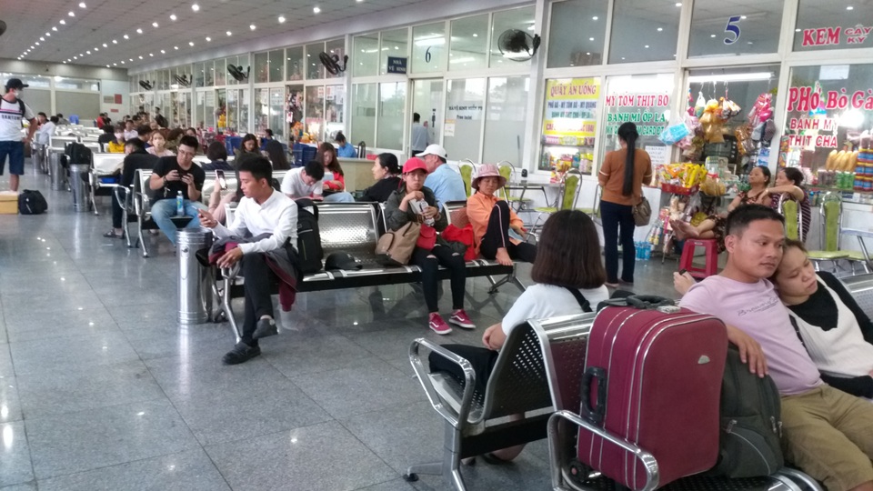 Cửa ngõ Hà Nội ùn tắc kinh hoàng khi người dân đổ về quê nghỉ lễ 30/4 - 16 Cửa ngõ Hà Nội ùn tắc kinh hoàng khi người dân đổ về quê nghỉ lễ 30/4 - 16