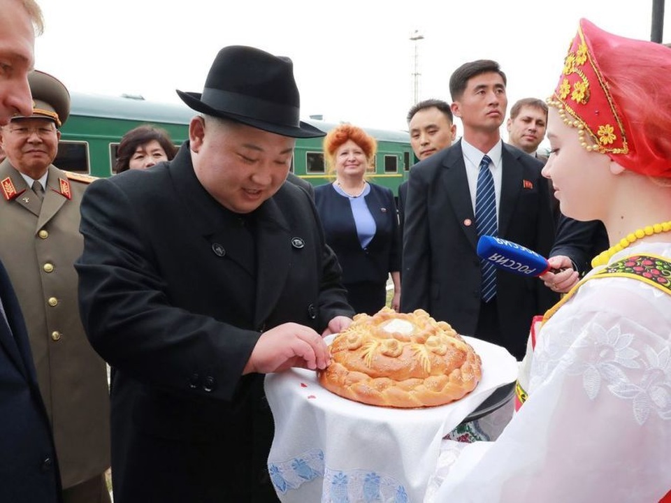 Những hình ảnh ấn tượng về chuyến thăm Nga lịch sử của ông Kim Jong-un - 2 Những hình ảnh ấn tượng về chuyến thăm Nga lịch sử của ông Kim Jong-un - 2