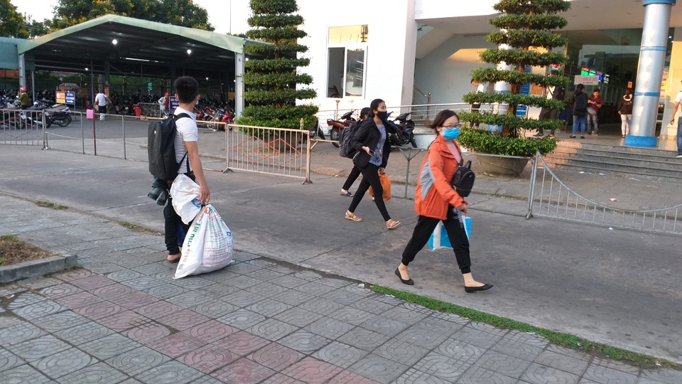 Cửa ngõ Hà Nội ùn tắc kinh hoàng khi người dân đổ về quê nghỉ lễ 30/4 - 14 Cửa ngõ Hà Nội ùn tắc kinh hoàng khi người dân đổ về quê nghỉ lễ 30/4 - 14