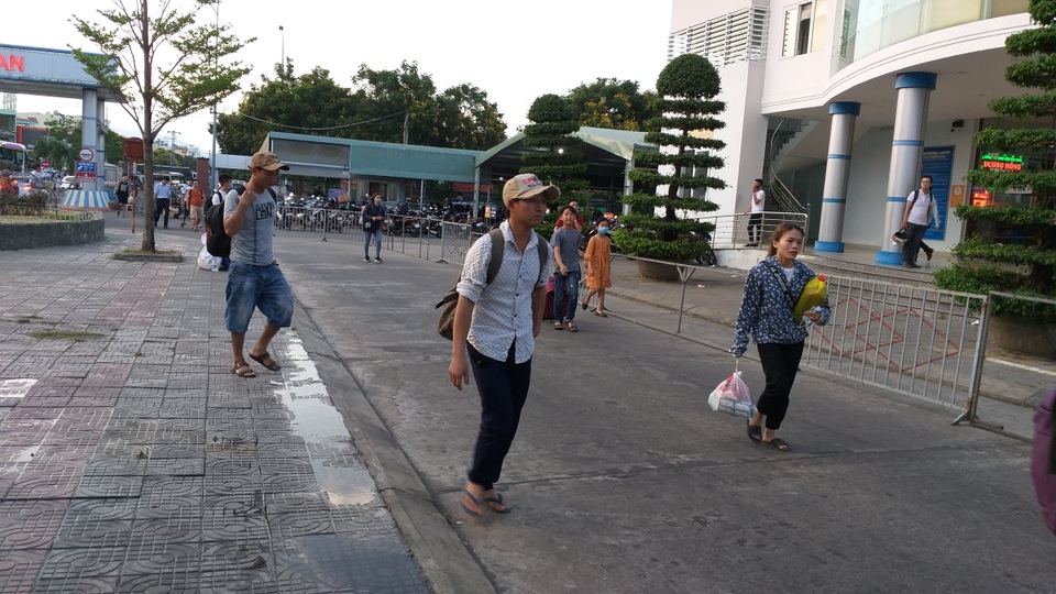 Cửa ngõ Hà Nội ùn tắc kinh hoàng khi người dân đổ về quê nghỉ lễ 30/4 - 13 Cửa ngõ Hà Nội ùn tắc kinh hoàng khi người dân đổ về quê nghỉ lễ 30/4 - 13