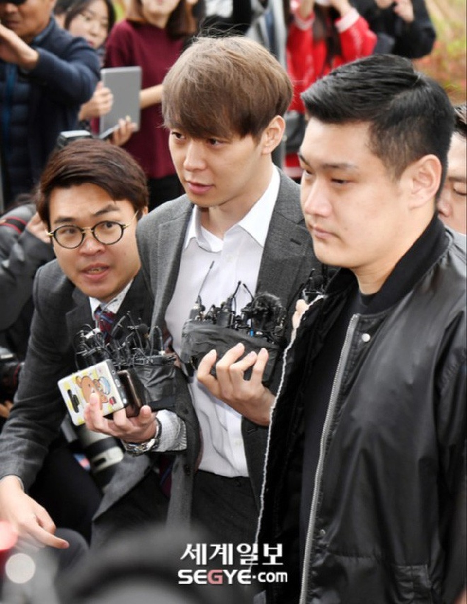 “Hoàng tử gác mái” Park Yoochun chính thức bị bắt vì tội sử dụng ma túy - 4 “Hoàng tử gác mái” Park Yoochun chính thức bị bắt vì tội sử dụng ma túy - 4