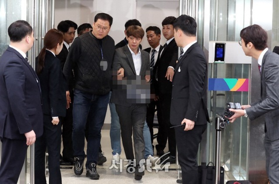 “Hoàng tử gác mái” Park Yoochun chính thức bị bắt vì tội sử dụng ma túy - 5 “Hoàng tử gác mái” Park Yoochun chính thức bị bắt vì tội sử dụng ma túy - 5