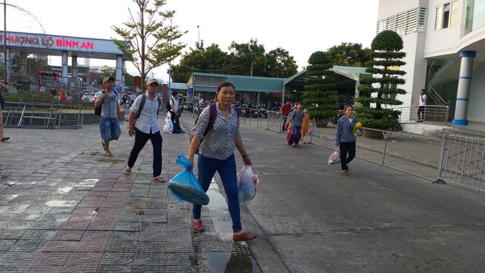 Cửa ngõ Hà Nội ùn tắc kinh hoàng khi người dân đổ về quê nghỉ lễ 30/4 - 15 Cửa ngõ Hà Nội ùn tắc kinh hoàng khi người dân đổ về quê nghỉ lễ 30/4 - 15