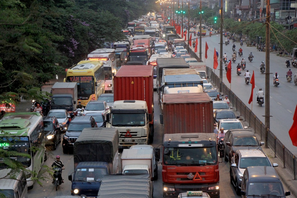 Cửa ngõ Hà Nội ùn tắc kinh hoàng khi người dân đổ về quê nghỉ lễ 30/4 - 10 Cửa ngõ Hà Nội ùn tắc kinh hoàng khi người dân đổ về quê nghỉ lễ 30/4 - 10