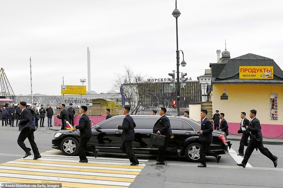 “Lá chắn sống” bảo vệ ông Kim Jong-un “như hình với bóng” tại Nga - 5 “Lá chắn sống” bảo vệ ông Kim Jong-un “như hình với bóng” tại Nga - 5
