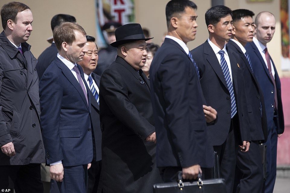 “Lá chắn sống” bảo vệ ông Kim Jong-un “như hình với bóng” tại Nga - 8 “Lá chắn sống” bảo vệ ông Kim Jong-un “như hình với bóng” tại Nga - 8