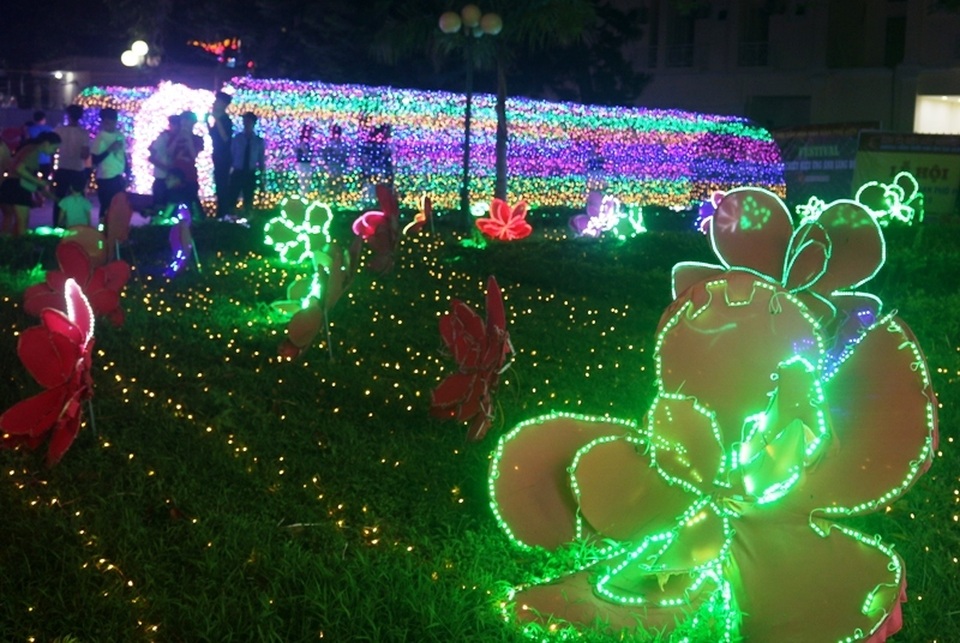Hấp dẫn với lễ hội ánh sáng lần đầu tiên tại thành phố biển Sầm Sơn - 2 Hấp dẫn với lễ hội ánh sáng lần đầu tiên tại thành phố biển Sầm Sơn - 2