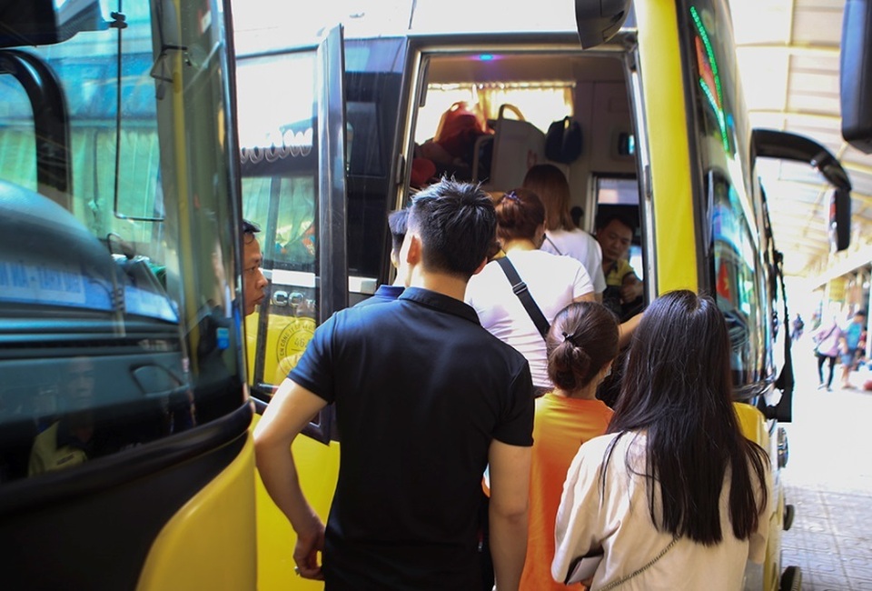 Bến xe Hà Nội đông nghịt người dân về quê nghỉ lễ - 6 Bến xe Hà Nội đông nghịt người dân về quê nghỉ lễ - 6