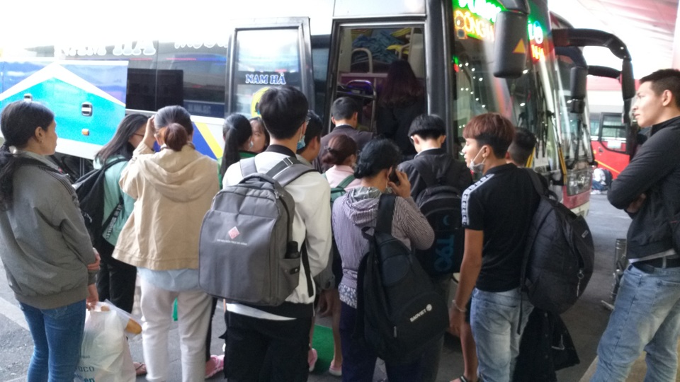 Cửa ngõ Hà Nội ùn tắc kinh hoàng khi người dân đổ về quê nghỉ lễ 30/4 - 17 Cửa ngõ Hà Nội ùn tắc kinh hoàng khi người dân đổ về quê nghỉ lễ 30/4 - 17