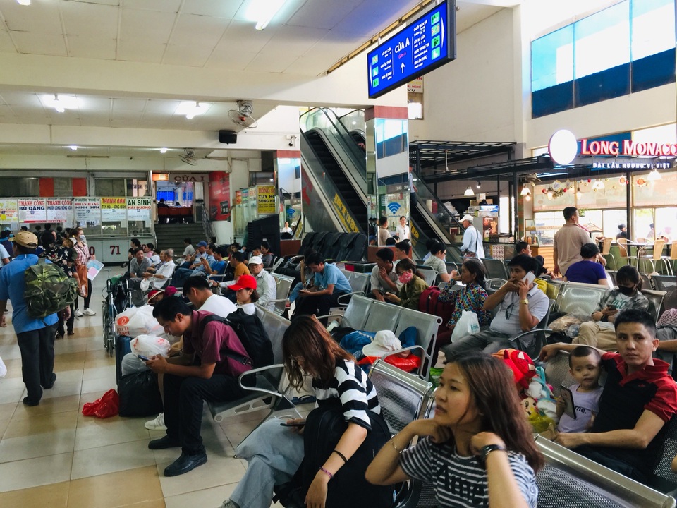 Người dân ùn ùn rời thành phố đi trốn nóng, tàu xe căng thẳng - 7 Người dân ùn ùn rời thành phố đi trốn nóng, tàu xe căng thẳng - 7
