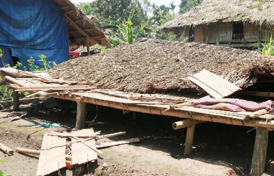 Lốc xoáy “thổi” bay mái nhà, 2 mẹ con thương vong - 2 Lốc xoáy “thổi” bay mái nhà, 2 mẹ con thương vong - 2