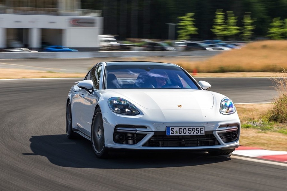 Rộ thông tin Porsche làm phiên bản coupe và mui trần cho Panamera - 1 Rộ thông tin Porsche làm phiên bản coupe và mui trần cho Panamera - 1