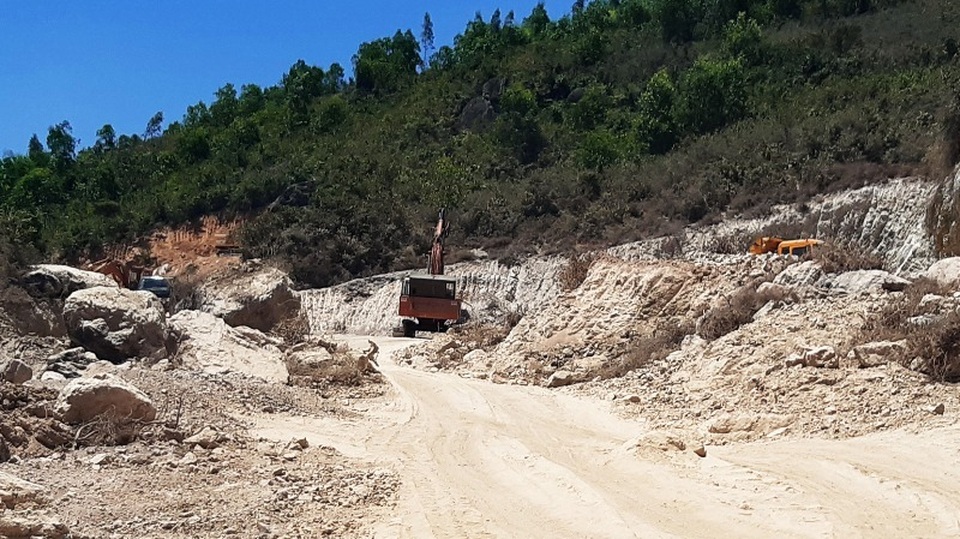 Bình Định: Nhiều doanh nghiệp đua nhau “xẻ thịt” núi Mò O! - 4 Bình Định: Nhiều doanh nghiệp đua nhau “xẻ thịt” núi Mò O! - 4