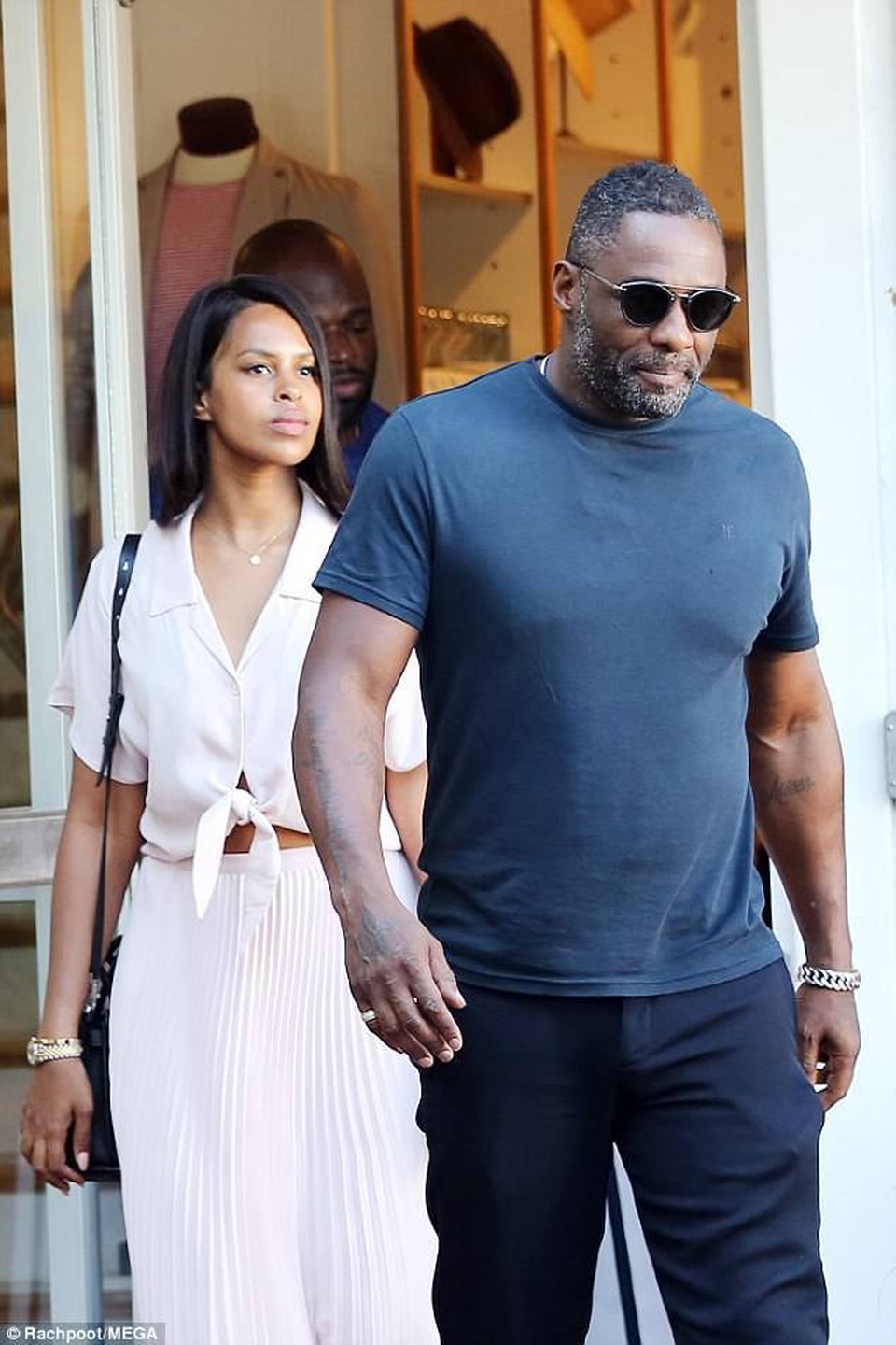 Người đàn ông hấp dẫn nhất thế giới kết hôn ở tuổi 46 - 2