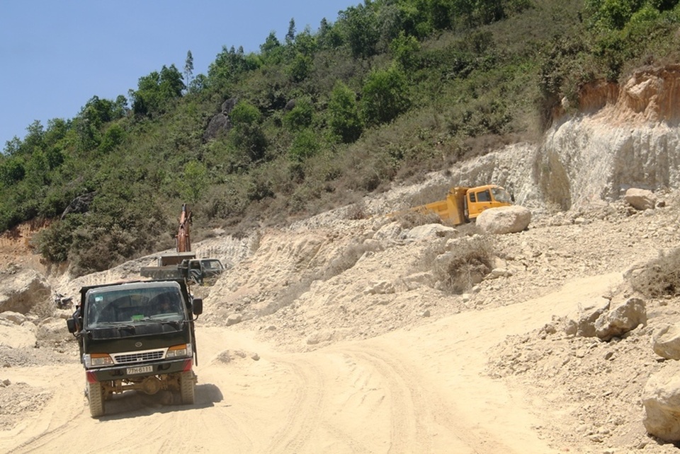 Đua nhau “xẻ thịt” núi Mò O, ai tiếp tay cho doanh nghiệp lấy đất? - 1