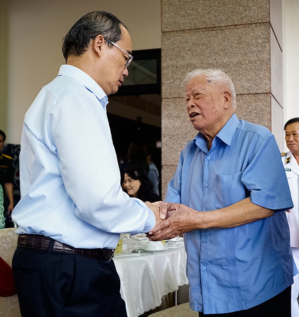 Bí thư Nguyễn Thiện Nhân trò chuyện với các tướng lĩnh nghỉ hưu - 8 Bí thư Nguyễn Thiện Nhân trò chuyện với các tướng lĩnh nghỉ hưu - 8