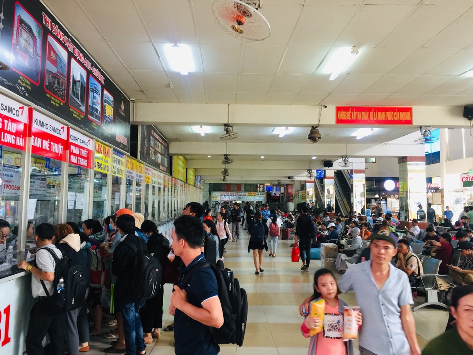 Người dân ùn ùn rời thành phố đi trốn nóng, tàu xe căng thẳng - 1 Người dân ùn ùn rời thành phố đi trốn nóng, tàu xe căng thẳng - 1