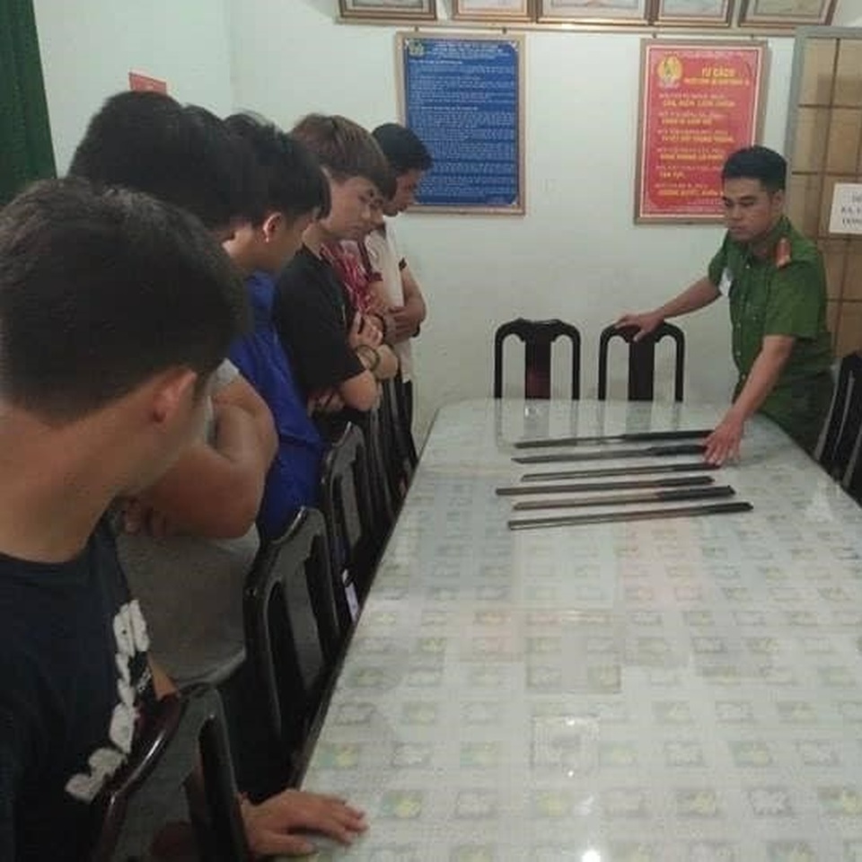 7 thiếu niên mang mã tấu chờ trước cổng trường để đánh học sinh lớp 8 - 1