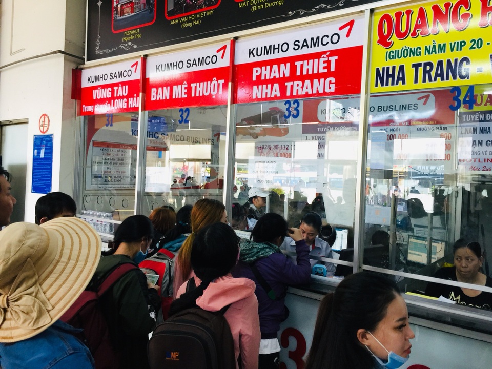 Người dân ùn ùn rời thành phố đi trốn nóng, tàu xe căng thẳng - 2 Người dân ùn ùn rời thành phố đi trốn nóng, tàu xe căng thẳng - 2