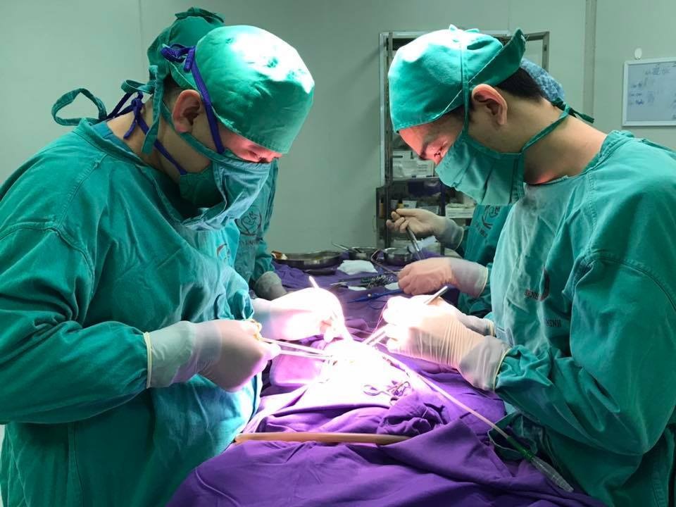 Phẫu thuật cấp cứu trẻ sơ sinh 1 ngày tuổi bị teo thực quản - 1 Phẫu thuật cấp cứu trẻ sơ sinh 1 ngày tuổi bị teo thực quản - 1