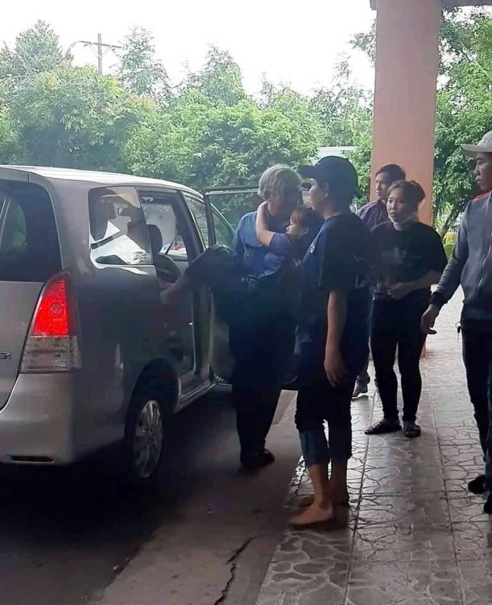 Hàng loạt công nhân ngất xỉu vì rò rỉ khí gas - 1 Hàng loạt công nhân ngất xỉu vì rò rỉ khí gas - 1