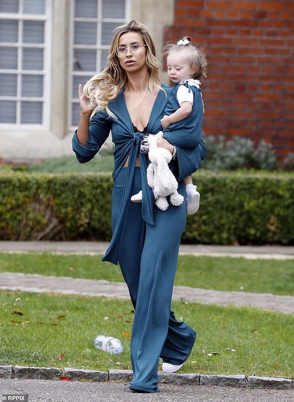 Ferne McCann sành điệu bên con gái nhỏ - 4