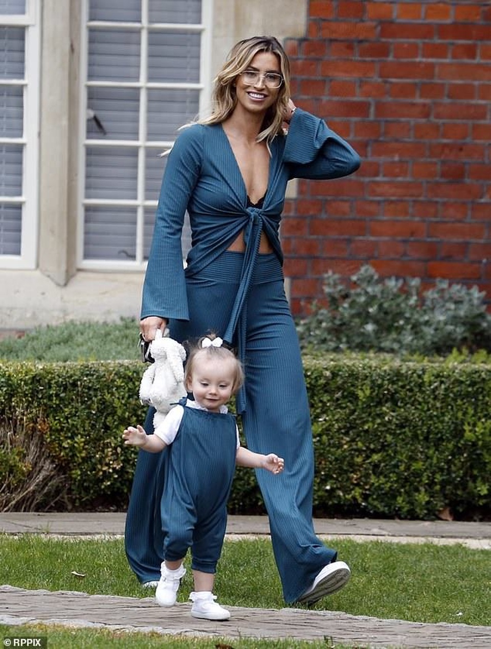 Ferne McCann sành điệu bên con gái nhỏ - 6