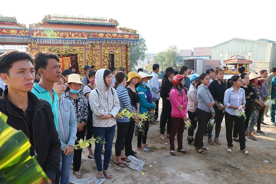 Cạn nước mắt đám tang 3 nạn nhân bị sát hại trong căn nhà ven sông - 1