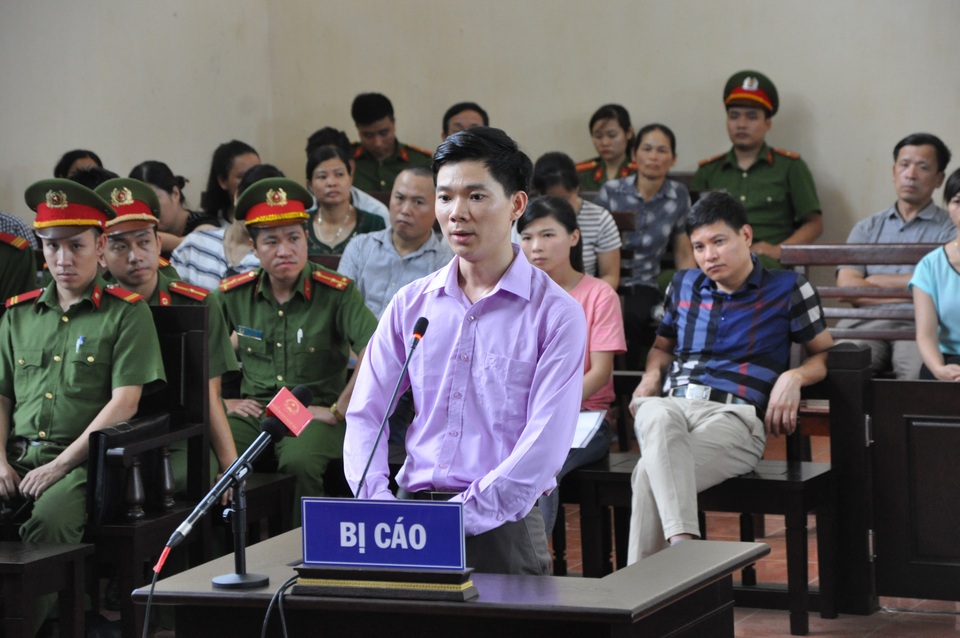 Phúc thẩm vụ chạy thận: Bác sĩ Hoàng Công Lương chỉ còn một luật sư - 1 Phúc thẩm vụ chạy thận: Bác sĩ Hoàng Công Lương chỉ còn một luật sư - 1